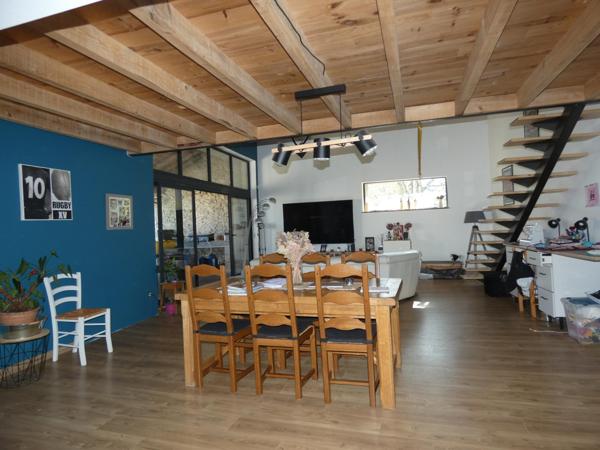 Corp de ferme rénové T8 d'environ 210 m² habitables et 100m² de sous-sol / garage, sur une parcelle de 1262m²