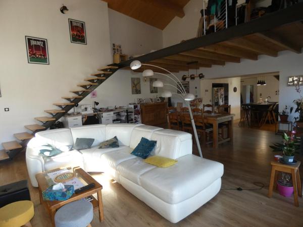 Corp de ferme rénové T8 d'environ 210 m² habitables et 100m² de sous-sol / garage, sur une parcelle de 1262m²