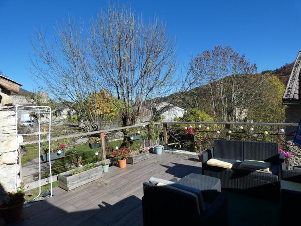 Corp de ferme rénové T8 d'environ 210 m² habitables et 100m² de sous-sol / garage, sur une parcelle de 1262m²