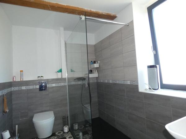 Corp de ferme rénové T8 d'environ 210 m² habitables et 100m² de sous-sol / garage, sur une parcelle de 1262m²