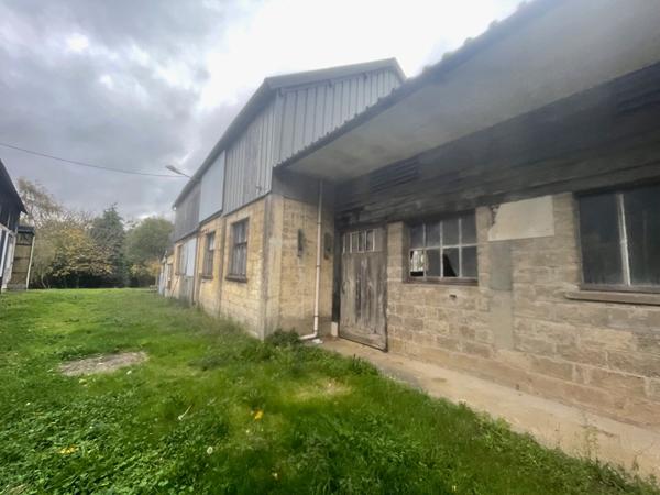 Hangars + garages + terrain de 883 m² à Ploërmel (56800)