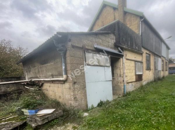 Hangars + garages + terrain de 883 m² à Ploërmel (56800)