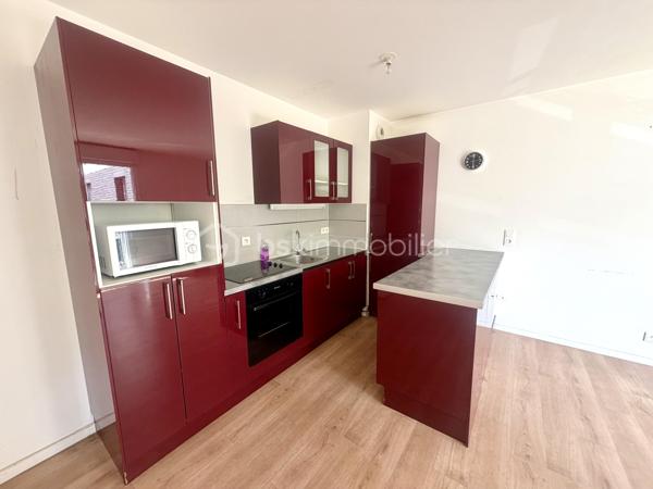 Dans le quartier du Segrais, à deux pas du lac et du RER, venez découvrir cet appartement T2 lumineux de 48 m², situé au 1er étage d’une résidence de standing construite en 2015, répondant aux normes RT 2012 et PMR.

L’appartement se compose d’une belle entrée avec placard, d’une salle d’eau soignée, d’une chambre de 12 m² avec grand placard, et d’un séjour avec cuisine américaine entièrement aménagée et équipée de 23 m² ouvrant sur un balcon de 5,4 m² exposé sud-ouest — idéal pour profiter du soleil en toute saison.

Une place de stationnement privative est incluse, avec la possibilité d’installer une borne de recharge pour véhicule électrique.

Les charges de copropriété comprennent l’eau froide & chaude · Chauffage · Entretien des espaces verts & des parties communes.
Aucun gros travaux ne sont à prévoir pour les prochaines années.

 Conseillère disponible 7j / 7
Pour toute information ou pour programmer une visite, contactez-moi dès maintenant !