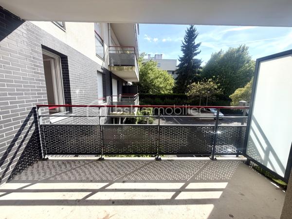 Dans le quartier du Segrais, à deux pas du lac et du RER, venez découvrir cet appartement T2 lumineux de 48 m², situé au 1er étage d’une résidence de standing construite en 2015, répondant aux normes RT 2012 et PMR.

L’appartement se compose d’une belle entrée avec placard, d’une salle d’eau soignée, d’une chambre de 12 m² avec grand placard, et d’un séjour avec cuisine américaine entièrement aménagée et équipée de 23 m² ouvrant sur un balcon de 5,4 m² exposé sud-ouest — idéal pour profiter du soleil en toute saison.

Une place de stationnement privative est incluse, avec la possibilité d’installer une borne de recharge pour véhicule électrique.

Les charges de copropriété comprennent l’eau froide & chaude · Chauffage · Entretien des espaces verts & des parties communes.
Aucun gros travaux ne sont à prévoir pour les prochaines années.

 Conseillère disponible 7j / 7
Pour toute information ou pour programmer une visite, contactez-moi dès maintenant !