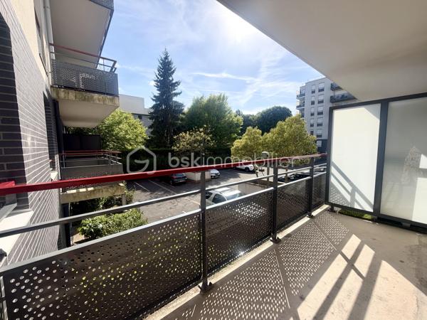 Dans le quartier du Segrais, à deux pas du lac et du RER, venez découvrir cet appartement T2 lumineux de 48 m², situé au 1er étage d’une résidence de standing construite en 2015, répondant aux normes RT 2012 et PMR.

L’appartement se compose d’une belle entrée avec placard, d’une salle d’eau soignée, d’une chambre de 12 m² avec grand placard, et d’un séjour avec cuisine américaine entièrement aménagée et équipée de 23 m² ouvrant sur un balcon de 5,4 m² exposé sud-ouest — idéal pour profiter du soleil en toute saison.

Une place de stationnement privative est incluse, avec la possibilité d’installer une borne de recharge pour véhicule électrique.

Les charges de copropriété comprennent l’eau froide & chaude · Chauffage · Entretien des espaces verts & des parties communes.
Aucun gros travaux ne sont à prévoir pour les prochaines années.

 Conseillère disponible 7j / 7
Pour toute information ou pour programmer une visite, contactez-moi dès maintenant !
