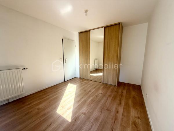 Dans le quartier du Segrais, à deux pas du lac et du RER, venez découvrir cet appartement T2 lumineux de 48 m², situé au 1er étage d’une résidence de standing construite en 2015, répondant aux normes RT 2012 et PMR.

L’appartement se compose d’une belle entrée avec placard, d’une salle d’eau soignée, d’une chambre de 12 m² avec grand placard, et d’un séjour avec cuisine américaine entièrement aménagée et équipée de 23 m² ouvrant sur un balcon de 5,4 m² exposé sud-ouest — idéal pour profiter du soleil en toute saison.

Une place de stationnement privative est incluse, avec la possibilité d’installer une borne de recharge pour véhicule électrique.

Les charges de copropriété comprennent l’eau froide & chaude · Chauffage · Entretien des espaces verts & des parties communes.
Aucun gros travaux ne sont à prévoir pour les prochaines années.

 Conseillère disponible 7j / 7
Pour toute information ou pour programmer une visite, contactez-moi dès maintenant !