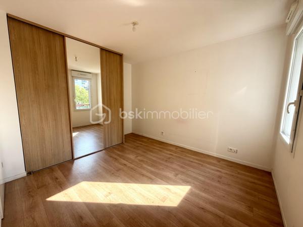 Dans le quartier du Segrais, à deux pas du lac et du RER, venez découvrir cet appartement T2 lumineux de 48 m², situé au 1er étage d’une résidence de standing construite en 2015, répondant aux normes RT 2012 et PMR.

L’appartement se compose d’une belle entrée avec placard, d’une salle d’eau soignée, d’une chambre de 12 m² avec grand placard, et d’un séjour avec cuisine américaine entièrement aménagée et équipée de 23 m² ouvrant sur un balcon de 5,4 m² exposé sud-ouest — idéal pour profiter du soleil en toute saison.

Une place de stationnement privative est incluse, avec la possibilité d’installer une borne de recharge pour véhicule électrique.

Les charges de copropriété comprennent l’eau froide & chaude · Chauffage · Entretien des espaces verts & des parties communes.
Aucun gros travaux ne sont à prévoir pour les prochaines années.

 Conseillère disponible 7j / 7
Pour toute information ou pour programmer une visite, contactez-moi dès maintenant !