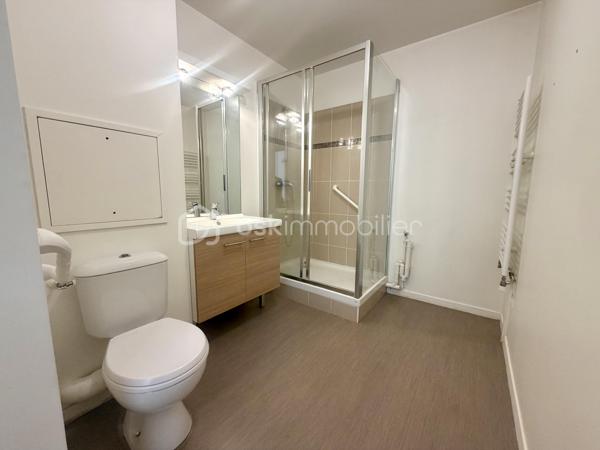 Dans le quartier du Segrais, à deux pas du lac et du RER, venez découvrir cet appartement T2 lumineux de 48 m², situé au 1er étage d’une résidence de standing construite en 2015, répondant aux normes RT 2012 et PMR.

L’appartement se compose d’une belle entrée avec placard, d’une salle d’eau soignée, d’une chambre de 12 m² avec grand placard, et d’un séjour avec cuisine américaine entièrement aménagée et équipée de 23 m² ouvrant sur un balcon de 5,4 m² exposé sud-ouest — idéal pour profiter du soleil en toute saison.

Une place de stationnement privative est incluse, avec la possibilité d’installer une borne de recharge pour véhicule électrique.

Les charges de copropriété comprennent l’eau froide & chaude · Chauffage · Entretien des espaces verts & des parties communes.
Aucun gros travaux ne sont à prévoir pour les prochaines années.

 Conseillère disponible 7j / 7
Pour toute information ou pour programmer une visite, contactez-moi dès maintenant !