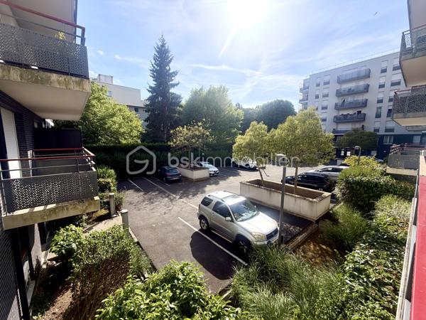 Dans le quartier du Segrais, à deux pas du lac et du RER, venez découvrir cet appartement T2 lumineux de 48 m², situé au 1er étage d’une résidence de standing construite en 2015, répondant aux normes RT 2012 et PMR.

L’appartement se compose d’une belle entrée avec placard, d’une salle d’eau soignée, d’une chambre de 12 m² avec grand placard, et d’un séjour avec cuisine américaine entièrement aménagée et équipée de 23 m² ouvrant sur un balcon de 5,4 m² exposé sud-ouest — idéal pour profiter du soleil en toute saison.

Une place de stationnement privative est incluse, avec la possibilité d’installer une borne de recharge pour véhicule électrique.

Les charges de copropriété comprennent l’eau froide & chaude · Chauffage · Entretien des espaces verts & des parties communes.
Aucun gros travaux ne sont à prévoir pour les prochaines années.

 Conseillère disponible 7j / 7
Pour toute information ou pour programmer une visite, contactez-moi dès maintenant !