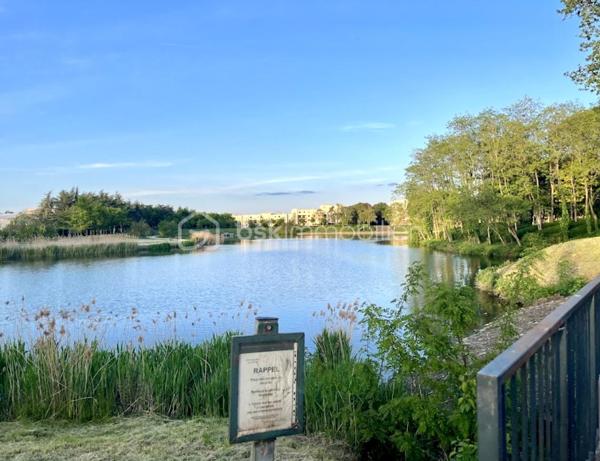 Dans le quartier du Segrais, à deux pas du lac et du RER, venez découvrir cet appartement T2 lumineux de 48 m², situé au 1er étage d’une résidence de standing construite en 2015, répondant aux normes RT 2012 et PMR.

L’appartement se compose d’une belle entrée avec placard, d’une salle d’eau soignée, d’une chambre de 12 m² avec grand placard, et d’un séjour avec cuisine américaine entièrement aménagée et équipée de 23 m² ouvrant sur un balcon de 5,4 m² exposé sud-ouest — idéal pour profiter du soleil en toute saison.

Une place de stationnement privative est incluse, avec la possibilité d’installer une borne de recharge pour véhicule électrique.

Les charges de copropriété comprennent l’eau froide & chaude · Chauffage · Entretien des espaces verts & des parties communes.
Aucun gros travaux ne sont à prévoir pour les prochaines années.

 Conseillère disponible 7j / 7
Pour toute information ou pour programmer une visite, contactez-moi dès maintenant !