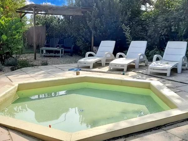 Maison de plain-pied 4 chambres avec jardin et piscine dans un cadre tranquille