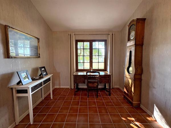 Maison de plain-pied 4 chambres avec jardin et piscine dans un cadre tranquille