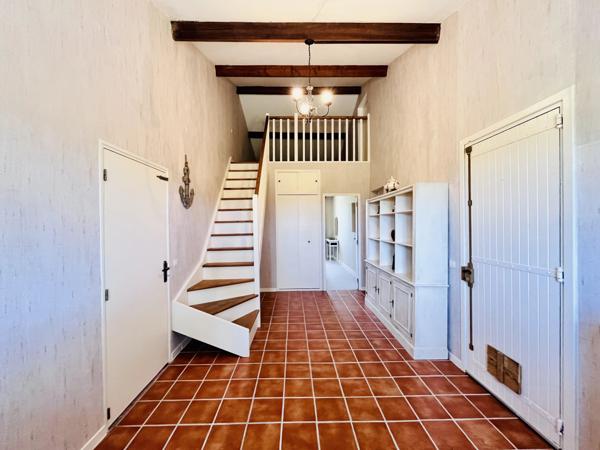 Maison de plain-pied 4 chambres avec jardin et piscine dans un cadre tranquille