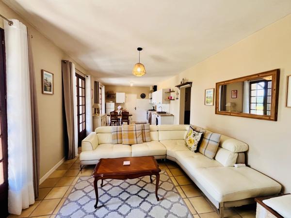 Maison de plain-pied 4 chambres avec jardin et piscine dans un cadre tranquille
