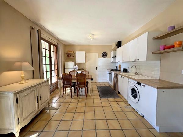Maison de plain-pied 4 chambres avec jardin et piscine dans un cadre tranquille
