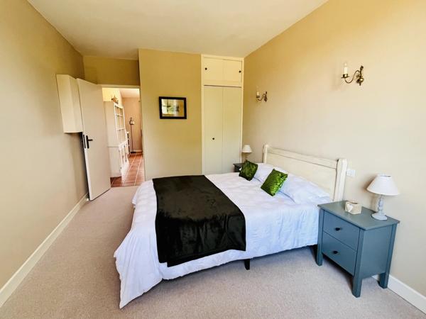 Maison de plain-pied 4 chambres avec jardin et piscine dans un cadre tranquille