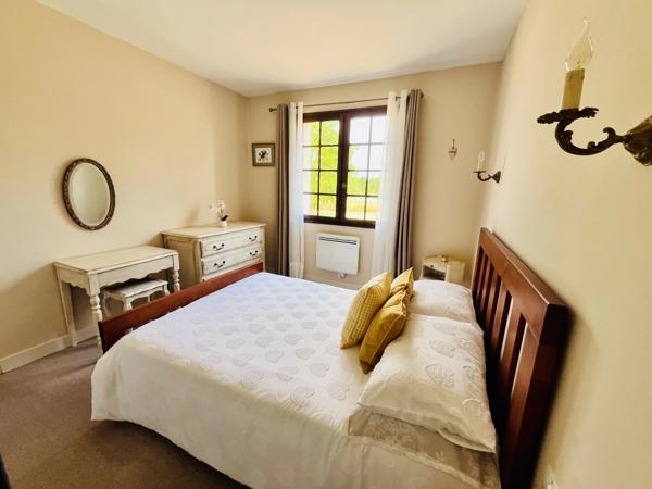 Maison de plain-pied 4 chambres avec jardin et piscine dans un cadre tranquille