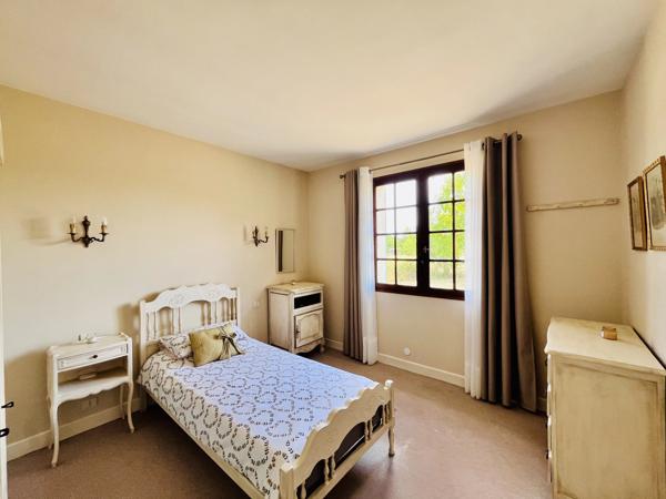 Maison de plain-pied 4 chambres avec jardin et piscine dans un cadre tranquille