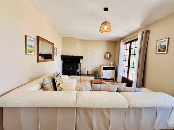 Maison de plain-pied 4 chambres avec jardin et piscine dans un cadre tranquille
