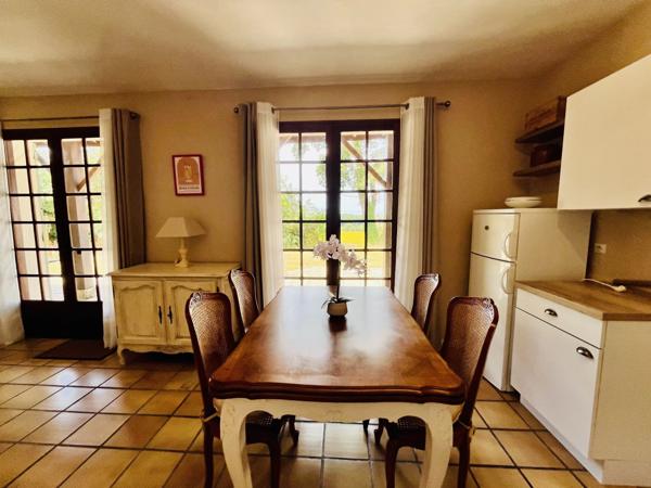 Maison de plain-pied 4 chambres avec jardin et piscine dans un cadre tranquille