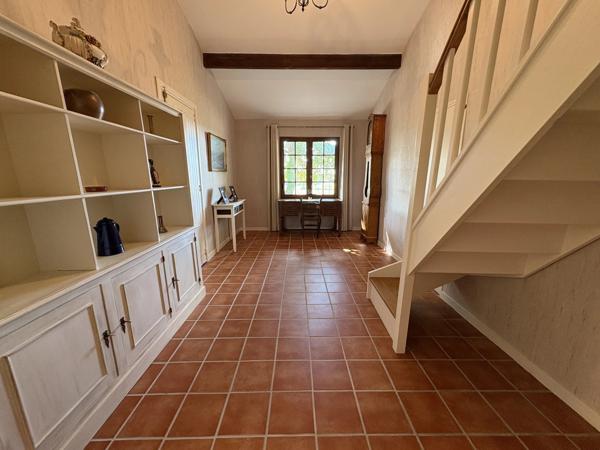 Maison de plain-pied 4 chambres avec jardin et piscine dans un cadre tranquille