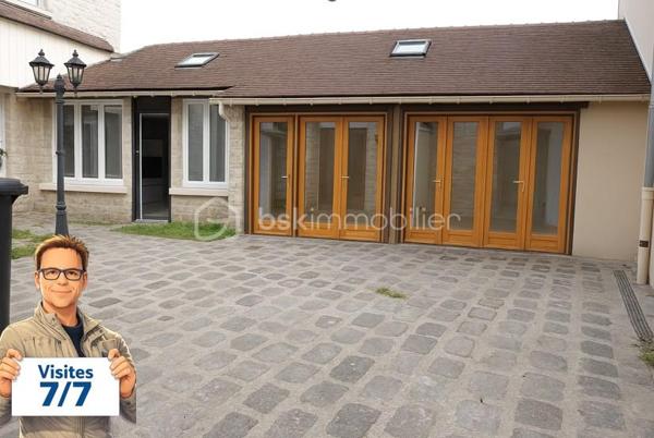 Situé en retrait de la rue, cet appartement T2 (73 m² dont 55m² Carrez) vous propose sa tranquillité et son charme sur deux niveaux.

Récemment rénové, il associe vieilles pierres et modernité, 
Au RDC , l'entrée et la cuisine laissent place à un bel espace de vie de 24 m² mariant le charme des poutres et des pierres.
La salle de bain entièrement repensée et rénovée vous séduira par sa clarté et son ergonomie.

L'étage dédié à l'espace nuit vous accueille chaleureusement avec son parquet et la luminosité de ses Velux
Ce dernier, sous pente, offre un double espace.

Ce bien se complète d’un espace de rangement et d’un rare box privé

Il se situe dans un quartier calme d’Etampes, proche de toutes les commodités (gare, commerces...) et accès RN20
Charges de copropriété : 30€

Un bien aux nombreux atouts … à découvrir sans attendre !