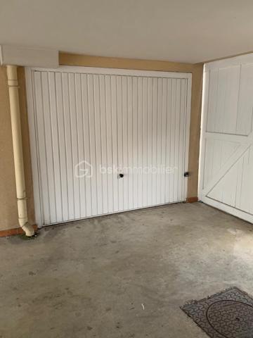 Situé en retrait de la rue, cet appartement T2 (73 m² dont 55m² Carrez) vous propose sa tranquillité et son charme sur deux niveaux.

Récemment rénové, il associe vieilles pierres et modernité, 
Au RDC , l'entrée et la cuisine laissent place à un bel espace de vie de 24 m² mariant le charme des poutres et des pierres.
La salle de bain entièrement repensée et rénovée vous séduira par sa clarté et son ergonomie.

L'étage dédié à l'espace nuit vous accueille chaleureusement avec son parquet et la luminosité de ses Velux
Ce dernier, sous pente, offre un double espace.

Ce bien se complète d’un espace de rangement et d’un rare box privé

Il se situe dans un quartier calme d’Etampes, proche de toutes les commodités (gare, commerces...) et accès RN20
Charges de copropriété : 30€

Un bien aux nombreux atouts … à découvrir sans attendre !