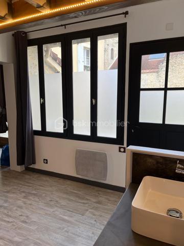 Situé en retrait de la rue, cet appartement T2 (73 m² dont 55m² Carrez) vous propose sa tranquillité et son charme sur deux niveaux.

Récemment rénové, il associe vieilles pierres et modernité, 
Au RDC , l'entrée et la cuisine laissent place à un bel espace de vie de 24 m² mariant le charme des poutres et des pierres.
La salle de bain entièrement repensée et rénovée vous séduira par sa clarté et son ergonomie.

L'étage dédié à l'espace nuit vous accueille chaleureusement avec son parquet et la luminosité de ses Velux
Ce dernier, sous pente, offre un double espace.

Ce bien se complète d’un espace de rangement et d’un rare box privé

Il se situe dans un quartier calme d’Etampes, proche de toutes les commodités (gare, commerces...) et accès RN20
Charges de copropriété : 30€

Un bien aux nombreux atouts … à découvrir sans attendre !