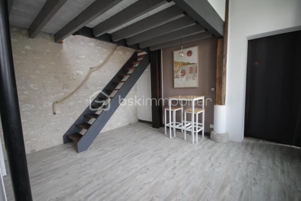 Situé en retrait de la rue, cet appartement T2 (73 m² dont 55m² Carrez) vous propose sa tranquillité et son charme sur deux niveaux.

Récemment rénové, il associe vieilles pierres et modernité, 
Au RDC , l'entrée et la cuisine laissent place à un bel espace de vie de 24 m² mariant le charme des poutres et des pierres.
La salle de bain entièrement repensée et rénovée vous séduira par sa clarté et son ergonomie.

L'étage dédié à l'espace nuit vous accueille chaleureusement avec son parquet et la luminosité de ses Velux
Ce dernier, sous pente, offre un double espace.

Ce bien se complète d’un espace de rangement et d’un rare box privé

Il se situe dans un quartier calme d’Etampes, proche de toutes les commodités (gare, commerces...) et accès RN20
Charges de copropriété : 30€

Un bien aux nombreux atouts … à découvrir sans attendre !