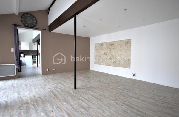 Situé en retrait de la rue, cet appartement T2 (73 m² dont 55m² Carrez) vous propose sa tranquillité et son charme sur deux niveaux.

Récemment rénové, il associe vieilles pierres et modernité, 
Au RDC , l'entrée et la cuisine laissent place à un bel espace de vie de 24 m² mariant le charme des poutres et des pierres.
La salle de bain entièrement repensée et rénovée vous séduira par sa clarté et son ergonomie.

L'étage dédié à l'espace nuit vous accueille chaleureusement avec son parquet et la luminosité de ses Velux
Ce dernier, sous pente, offre un double espace.

Ce bien se complète d’un espace de rangement et d’un rare box privé

Il se situe dans un quartier calme d’Etampes, proche de toutes les commodités (gare, commerces...) et accès RN20
Charges de copropriété : 30€

Un bien aux nombreux atouts … à découvrir sans attendre !