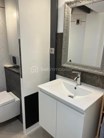 Situé en retrait de la rue, cet appartement T2 (73 m² dont 55m² Carrez) vous propose sa tranquillité et son charme sur deux niveaux.

Récemment rénové, il associe vieilles pierres et modernité, 
Au RDC , l'entrée et la cuisine laissent place à un bel espace de vie de 24 m² mariant le charme des poutres et des pierres.
La salle de bain entièrement repensée et rénovée vous séduira par sa clarté et son ergonomie.

L'étage dédié à l'espace nuit vous accueille chaleureusement avec son parquet et la luminosité de ses Velux
Ce dernier, sous pente, offre un double espace.

Ce bien se complète d’un espace de rangement et d’un rare box privé

Il se situe dans un quartier calme d’Etampes, proche de toutes les commodités (gare, commerces...) et accès RN20
Charges de copropriété : 30€

Un bien aux nombreux atouts … à découvrir sans attendre !