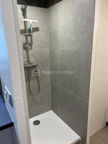 Situé en retrait de la rue, cet appartement T2 (73 m² dont 55m² Carrez) vous propose sa tranquillité et son charme sur deux niveaux.

Récemment rénové, il associe vieilles pierres et modernité, 
Au RDC , l'entrée et la cuisine laissent place à un bel espace de vie de 24 m² mariant le charme des poutres et des pierres.
La salle de bain entièrement repensée et rénovée vous séduira par sa clarté et son ergonomie.

L'étage dédié à l'espace nuit vous accueille chaleureusement avec son parquet et la luminosité de ses Velux
Ce dernier, sous pente, offre un double espace.

Ce bien se complète d’un espace de rangement et d’un rare box privé

Il se situe dans un quartier calme d’Etampes, proche de toutes les commodités (gare, commerces...) et accès RN20
Charges de copropriété : 30€

Un bien aux nombreux atouts … à découvrir sans attendre !