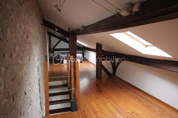 Situé en retrait de la rue, cet appartement T2 (73 m² dont 55m² Carrez) vous propose sa tranquillité et son charme sur deux niveaux.

Récemment rénové, il associe vieilles pierres et modernité, 
Au RDC , l'entrée et la cuisine laissent place à un bel espace de vie de 24 m² mariant le charme des poutres et des pierres.
La salle de bain entièrement repensée et rénovée vous séduira par sa clarté et son ergonomie.

L'étage dédié à l'espace nuit vous accueille chaleureusement avec son parquet et la luminosité de ses Velux
Ce dernier, sous pente, offre un double espace.

Ce bien se complète d’un espace de rangement et d’un rare box privé

Il se situe dans un quartier calme d’Etampes, proche de toutes les commodités (gare, commerces...) et accès RN20
Charges de copropriété : 30€

Un bien aux nombreux atouts … à découvrir sans attendre !