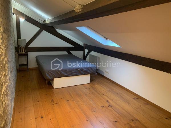 Situé en retrait de la rue, cet appartement T2 (73 m² dont 55m² Carrez) vous propose sa tranquillité et son charme sur deux niveaux.

Récemment rénové, il associe vieilles pierres et modernité, 
Au RDC , l'entrée et la cuisine laissent place à un bel espace de vie de 24 m² mariant le charme des poutres et des pierres.
La salle de bain entièrement repensée et rénovée vous séduira par sa clarté et son ergonomie.

L'étage dédié à l'espace nuit vous accueille chaleureusement avec son parquet et la luminosité de ses Velux
Ce dernier, sous pente, offre un double espace.

Ce bien se complète d’un espace de rangement et d’un rare box privé

Il se situe dans un quartier calme d’Etampes, proche de toutes les commodités (gare, commerces...) et accès RN20
Charges de copropriété : 30€

Un bien aux nombreux atouts … à découvrir sans attendre !