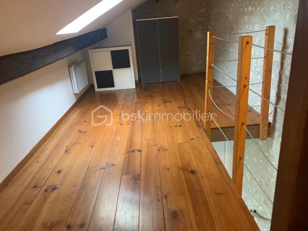 Situé en retrait de la rue, cet appartement T2 (73 m² dont 55m² Carrez) vous propose sa tranquillité et son charme sur deux niveaux.

Récemment rénové, il associe vieilles pierres et modernité, 
Au RDC , l'entrée et la cuisine laissent place à un bel espace de vie de 24 m² mariant le charme des poutres et des pierres.
La salle de bain entièrement repensée et rénovée vous séduira par sa clarté et son ergonomie.

L'étage dédié à l'espace nuit vous accueille chaleureusement avec son parquet et la luminosité de ses Velux
Ce dernier, sous pente, offre un double espace.

Ce bien se complète d’un espace de rangement et d’un rare box privé

Il se situe dans un quartier calme d’Etampes, proche de toutes les commodités (gare, commerces...) et accès RN20
Charges de copropriété : 30€

Un bien aux nombreux atouts … à découvrir sans attendre !