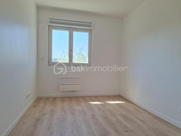 💰 OPPORTUNITÉ INVESTISSEUR – RENDEMENT + CASH-FLOW POSITIF 💰

📍 RARE ! à Villeparisis, proche des commodités, des transports et des axes principaux.

À Villeparisis, découvrez un ensemble immobilier à fort potentiel, idéal pour un investisseur à la recherche de rentabilité immédiate et évolutive.


🏡 2 MAISONS INDÉPENDANTES de 93,37 m² et 86,41 m² pour une surface totale de 180 m² intégralement REFAIT A NEUF avec piscine chauffée édifiée sur 900 m² de terrain.
      Confortables et lumineuses équipées d'une pompe à chaleur et offrant un bon niveau de confort. 
      IDEAL Famille nombreuse, projet multi-génération, investissement intelligent… pour accueillir un proche, ou créer une activité indépendante.

Avec possibilité de créer un 3ème lot pour un appartement de type F2 ou F3.

 Le pavillon principal se compose d'une entrée desservant un wc, une chambre, une cuisine aménagée, un séjour donnant accès à une piscine couverte chauffée. 
A l'étage vous trouverez 3 belles chambres et une salle de bains avec wc et seche-serviettes.

Le second pavillon, IDEAL POUR LA LOCATION classique ou meublée se compose d'une entrée desservant une cuisine aménagée, d'un séjour lumineux, d'un cellier, et d'un wc
suivi d'une suite parentale avec salle d'eau et wc. 
A l'étage vous trouverez 3 chambres suivies d'une salle de bains avec wc et sèche-serviettes. 

📐 Environ 180m² habitables
🚗 Garage d’environ 70 m² avec potentiel d’aménagement POUR UN F2 ou F3 
💰 Revenus locatifs possibles
❄ Pompe à chaleur / confort énergétique
📍 Secteur recherché proche commodités et écoles Normandie Niemen et collège Marthe Simard
  Transports : RER B Gare de Villeparisis 

👉 Idéal pour :
✔ grande famille
✔ habitation + revenus locatifs
✔ investisseur recherchant rentabilité et cash-flow
✔ projet multi-génération
✔ Bonne performance énergétique globale 

💸 Belle performance financière
👉 Un bien capable de s’autofinancer et de générer du revenu mensuel.

🔥 Conclusion
Situation	Rentabilité brute	                 Rentabilité nette
Bien exploité en l’état	≈ 7,9 %             	≈ 6,6 %
Avec optimisation du garage ≈ 11 %      	≈ 9 % estimés

👉 À ce niveau de prix, le bien présente un très bon potentiel de rentabilité pour le secteur, avec une possibilité d’évolution intéressante pour un investisseur souhaitant développer les revenus locatifs.

A saisir rapidement !