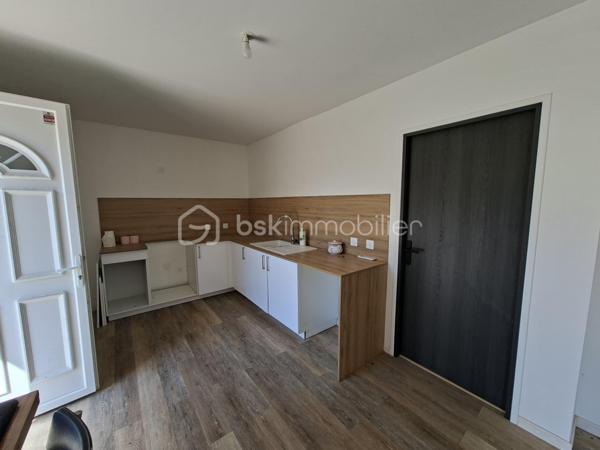 💰 OPPORTUNITÉ INVESTISSEUR – RENDEMENT + CASH-FLOW POSITIF 💰

📍 RARE ! à Villeparisis, proche des commodités, des transports et des axes principaux.

À Villeparisis, découvrez un ensemble immobilier à fort potentiel, idéal pour un investisseur à la recherche de rentabilité immédiate et évolutive.


🏡 2 MAISONS INDÉPENDANTES de 93,37 m² et 86,41 m² pour une surface totale de 180 m² intégralement REFAIT A NEUF avec piscine chauffée édifiée sur 900 m² de terrain.
      Confortables et lumineuses équipées d'une pompe à chaleur et offrant un bon niveau de confort. 
      IDEAL Famille nombreuse, projet multi-génération, investissement intelligent… pour accueillir un proche, ou créer une activité indépendante.

Avec possibilité de créer un 3ème lot pour un appartement de type F2 ou F3.

 Le pavillon principal se compose d'une entrée desservant un wc, une chambre, une cuisine aménagée, un séjour donnant accès à une piscine couverte chauffée. 
A l'étage vous trouverez 3 belles chambres et une salle de bains avec wc et seche-serviettes.

Le second pavillon, IDEAL POUR LA LOCATION classique ou meublée se compose d'une entrée desservant une cuisine aménagée, d'un séjour lumineux, d'un cellier, et d'un wc
suivi d'une suite parentale avec salle d'eau et wc. 
A l'étage vous trouverez 3 chambres suivies d'une salle de bains avec wc et sèche-serviettes. 

📐 Environ 180m² habitables
🚗 Garage d’environ 70 m² avec potentiel d’aménagement POUR UN F2 ou F3 
💰 Revenus locatifs possibles
❄ Pompe à chaleur / confort énergétique
📍 Secteur recherché proche commodités et écoles Normandie Niemen et collège Marthe Simard
  Transports : RER B Gare de Villeparisis 

👉 Idéal pour :
✔ grande famille
✔ habitation + revenus locatifs
✔ investisseur recherchant rentabilité et cash-flow
✔ projet multi-génération
✔ Bonne performance énergétique globale 

💸 Belle performance financière
👉 Un bien capable de s’autofinancer et de générer du revenu mensuel.

🔥 Conclusion
Situation	Rentabilité brute	                 Rentabilité nette
Bien exploité en l’état	≈ 7,9 %             	≈ 6,6 %
Avec optimisation du garage ≈ 11 %      	≈ 9 % estimés

👉 À ce niveau de prix, le bien présente un très bon potentiel de rentabilité pour le secteur, avec une possibilité d’évolution intéressante pour un investisseur souhaitant développer les revenus locatifs.

A saisir rapidement !