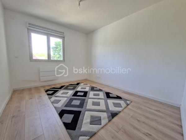 💰 OPPORTUNITÉ INVESTISSEUR – RENDEMENT + CASH-FLOW POSITIF 💰

📍 RARE ! à Villeparisis, proche des commodités, des transports et des axes principaux.

À Villeparisis, découvrez un ensemble immobilier à fort potentiel, idéal pour un investisseur à la recherche de rentabilité immédiate et évolutive.


🏡 2 MAISONS INDÉPENDANTES de 93,37 m² et 86,41 m² pour une surface totale de 180 m² intégralement REFAIT A NEUF avec piscine chauffée édifiée sur 900 m² de terrain.
      Confortables et lumineuses équipées d'une pompe à chaleur et offrant un bon niveau de confort. 
      IDEAL Famille nombreuse, projet multi-génération, investissement intelligent… pour accueillir un proche, ou créer une activité indépendante.

Avec possibilité de créer un 3ème lot pour un appartement de type F2 ou F3.

 Le pavillon principal se compose d'une entrée desservant un wc, une chambre, une cuisine aménagée, un séjour donnant accès à une piscine couverte chauffée. 
A l'étage vous trouverez 3 belles chambres et une salle de bains avec wc et seche-serviettes.

Le second pavillon, IDEAL POUR LA LOCATION classique ou meublée se compose d'une entrée desservant une cuisine aménagée, d'un séjour lumineux, d'un cellier, et d'un wc
suivi d'une suite parentale avec salle d'eau et wc. 
A l'étage vous trouverez 3 chambres suivies d'une salle de bains avec wc et sèche-serviettes. 

📐 Environ 180m² habitables
🚗 Garage d’environ 70 m² avec potentiel d’aménagement POUR UN F2 ou F3 
💰 Revenus locatifs possibles
❄ Pompe à chaleur / confort énergétique
📍 Secteur recherché proche commodités et écoles Normandie Niemen et collège Marthe Simard
  Transports : RER B Gare de Villeparisis 

👉 Idéal pour :
✔ grande famille
✔ habitation + revenus locatifs
✔ investisseur recherchant rentabilité et cash-flow
✔ projet multi-génération
✔ Bonne performance énergétique globale 

💸 Belle performance financière
👉 Un bien capable de s’autofinancer et de générer du revenu mensuel.

🔥 Conclusion
Situation	Rentabilité brute	                 Rentabilité nette
Bien exploité en l’état	≈ 7,9 %             	≈ 6,6 %
Avec optimisation du garage ≈ 11 %      	≈ 9 % estimés

👉 À ce niveau de prix, le bien présente un très bon potentiel de rentabilité pour le secteur, avec une possibilité d’évolution intéressante pour un investisseur souhaitant développer les revenus locatifs.

A saisir rapidement !