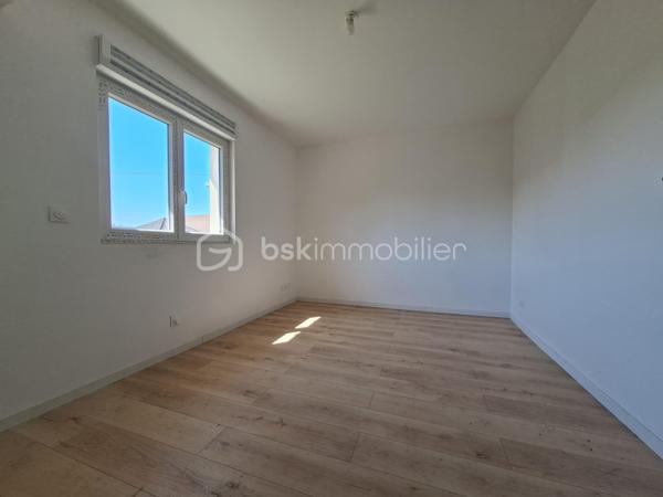 💰 OPPORTUNITÉ INVESTISSEUR – RENDEMENT + CASH-FLOW POSITIF 💰

📍 RARE ! à Villeparisis, proche des commodités, des transports et des axes principaux.

À Villeparisis, découvrez un ensemble immobilier à fort potentiel, idéal pour un investisseur à la recherche de rentabilité immédiate et évolutive.


🏡 2 MAISONS INDÉPENDANTES de 93,37 m² et 86,41 m² pour une surface totale de 180 m² intégralement REFAIT A NEUF avec piscine chauffée édifiée sur 900 m² de terrain.
      Confortables et lumineuses équipées d'une pompe à chaleur et offrant un bon niveau de confort. 
      IDEAL Famille nombreuse, projet multi-génération, investissement intelligent… pour accueillir un proche, ou créer une activité indépendante.

Avec possibilité de créer un 3ème lot pour un appartement de type F2 ou F3.

 Le pavillon principal se compose d'une entrée desservant un wc, une chambre, une cuisine aménagée, un séjour donnant accès à une piscine couverte chauffée. 
A l'étage vous trouverez 3 belles chambres et une salle de bains avec wc et seche-serviettes.

Le second pavillon, IDEAL POUR LA LOCATION classique ou meublée se compose d'une entrée desservant une cuisine aménagée, d'un séjour lumineux, d'un cellier, et d'un wc
suivi d'une suite parentale avec salle d'eau et wc. 
A l'étage vous trouverez 3 chambres suivies d'une salle de bains avec wc et sèche-serviettes. 

📐 Environ 180m² habitables
🚗 Garage d’environ 70 m² avec potentiel d’aménagement POUR UN F2 ou F3 
💰 Revenus locatifs possibles
❄ Pompe à chaleur / confort énergétique
📍 Secteur recherché proche commodités et écoles Normandie Niemen et collège Marthe Simard
  Transports : RER B Gare de Villeparisis 

👉 Idéal pour :
✔ grande famille
✔ habitation + revenus locatifs
✔ investisseur recherchant rentabilité et cash-flow
✔ projet multi-génération
✔ Bonne performance énergétique globale 

💸 Belle performance financière
👉 Un bien capable de s’autofinancer et de générer du revenu mensuel.

🔥 Conclusion
Situation	Rentabilité brute	                 Rentabilité nette
Bien exploité en l’état	≈ 7,9 %             	≈ 6,6 %
Avec optimisation du garage ≈ 11 %      	≈ 9 % estimés

👉 À ce niveau de prix, le bien présente un très bon potentiel de rentabilité pour le secteur, avec une possibilité d’évolution intéressante pour un investisseur souhaitant développer les revenus locatifs.

A saisir rapidement !
