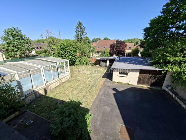 💰 OPPORTUNITÉ INVESTISSEUR – RENDEMENT + CASH-FLOW POSITIF 💰

📍 RARE ! à Villeparisis, proche des commodités, des transports et des axes principaux.

À Villeparisis, découvrez un ensemble immobilier à fort potentiel, idéal pour un investisseur à la recherche de rentabilité immédiate et évolutive.


🏡 2 MAISONS INDÉPENDANTES de 93,37 m² et 86,41 m² pour une surface totale de 180 m² intégralement REFAIT A NEUF avec piscine chauffée édifiée sur 900 m² de terrain.
      Confortables et lumineuses équipées d'une pompe à chaleur et offrant un bon niveau de confort. 
      IDEAL Famille nombreuse, projet multi-génération, investissement intelligent… pour accueillir un proche, ou créer une activité indépendante.

Avec possibilité de créer un 3ème lot pour un appartement de type F2 ou F3.

 Le pavillon principal se compose d'une entrée desservant un wc, une chambre, une cuisine aménagée, un séjour donnant accès à une piscine couverte chauffée. 
A l'étage vous trouverez 3 belles chambres et une salle de bains avec wc et seche-serviettes.

Le second pavillon, IDEAL POUR LA LOCATION classique ou meublée se compose d'une entrée desservant une cuisine aménagée, d'un séjour lumineux, d'un cellier, et d'un wc
suivi d'une suite parentale avec salle d'eau et wc. 
A l'étage vous trouverez 3 chambres suivies d'une salle de bains avec wc et sèche-serviettes. 

📐 Environ 180m² habitables
🚗 Garage d’environ 70 m² avec potentiel d’aménagement POUR UN F2 ou F3 
💰 Revenus locatifs possibles
❄ Pompe à chaleur / confort énergétique
📍 Secteur recherché proche commodités et écoles Normandie Niemen et collège Marthe Simard
  Transports : RER B Gare de Villeparisis 

👉 Idéal pour :
✔ grande famille
✔ habitation + revenus locatifs
✔ investisseur recherchant rentabilité et cash-flow
✔ projet multi-génération
✔ Bonne performance énergétique globale 

💸 Belle performance financière
👉 Un bien capable de s’autofinancer et de générer du revenu mensuel.

🔥 Conclusion
Situation	Rentabilité brute	                 Rentabilité nette
Bien exploité en l’état	≈ 7,9 %             	≈ 6,6 %
Avec optimisation du garage ≈ 11 %      	≈ 9 % estimés

👉 À ce niveau de prix, le bien présente un très bon potentiel de rentabilité pour le secteur, avec une possibilité d’évolution intéressante pour un investisseur souhaitant développer les revenus locatifs.

A saisir rapidement !