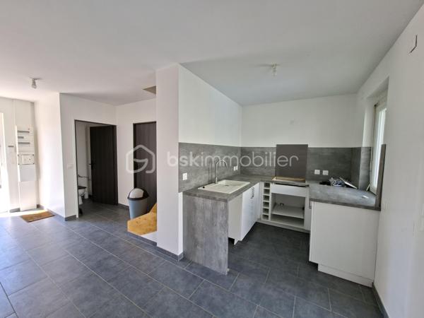 💰 OPPORTUNITÉ INVESTISSEUR – RENDEMENT + CASH-FLOW POSITIF 💰

📍 RARE ! à Villeparisis, proche des commodités, des transports et des axes principaux.

À Villeparisis, découvrez un ensemble immobilier à fort potentiel, idéal pour un investisseur à la recherche de rentabilité immédiate et évolutive.


🏡 2 MAISONS INDÉPENDANTES de 93,37 m² et 86,41 m² pour une surface totale de 180 m² intégralement REFAIT A NEUF avec piscine chauffée édifiée sur 900 m² de terrain.
      Confortables et lumineuses équipées d'une pompe à chaleur et offrant un bon niveau de confort. 
      IDEAL Famille nombreuse, projet multi-génération, investissement intelligent… pour accueillir un proche, ou créer une activité indépendante.

Avec possibilité de créer un 3ème lot pour un appartement de type F2 ou F3.

 Le pavillon principal se compose d'une entrée desservant un wc, une chambre, une cuisine aménagée, un séjour donnant accès à une piscine couverte chauffée. 
A l'étage vous trouverez 3 belles chambres et une salle de bains avec wc et seche-serviettes.

Le second pavillon, IDEAL POUR LA LOCATION classique ou meublée se compose d'une entrée desservant une cuisine aménagée, d'un séjour lumineux, d'un cellier, et d'un wc
suivi d'une suite parentale avec salle d'eau et wc. 
A l'étage vous trouverez 3 chambres suivies d'une salle de bains avec wc et sèche-serviettes. 

📐 Environ 180m² habitables
🚗 Garage d’environ 70 m² avec potentiel d’aménagement POUR UN F2 ou F3 
💰 Revenus locatifs possibles
❄ Pompe à chaleur / confort énergétique
📍 Secteur recherché proche commodités et écoles Normandie Niemen et collège Marthe Simard
  Transports : RER B Gare de Villeparisis 

👉 Idéal pour :
✔ grande famille
✔ habitation + revenus locatifs
✔ investisseur recherchant rentabilité et cash-flow
✔ projet multi-génération
✔ Bonne performance énergétique globale 

💸 Belle performance financière
👉 Un bien capable de s’autofinancer et de générer du revenu mensuel.

🔥 Conclusion
Situation	Rentabilité brute	                 Rentabilité nette
Bien exploité en l’état	≈ 7,9 %             	≈ 6,6 %
Avec optimisation du garage ≈ 11 %      	≈ 9 % estimés

👉 À ce niveau de prix, le bien présente un très bon potentiel de rentabilité pour le secteur, avec une possibilité d’évolution intéressante pour un investisseur souhaitant développer les revenus locatifs.

A saisir rapidement !