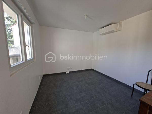 💰 OPPORTUNITÉ INVESTISSEUR – RENDEMENT + CASH-FLOW POSITIF 💰

📍 RARE ! à Villeparisis, proche des commodités, des transports et des axes principaux.

À Villeparisis, découvrez un ensemble immobilier à fort potentiel, idéal pour un investisseur à la recherche de rentabilité immédiate et évolutive.


🏡 2 MAISONS INDÉPENDANTES de 93,37 m² et 86,41 m² pour une surface totale de 180 m² intégralement REFAIT A NEUF avec piscine chauffée édifiée sur 900 m² de terrain.
      Confortables et lumineuses équipées d'une pompe à chaleur et offrant un bon niveau de confort. 
      IDEAL Famille nombreuse, projet multi-génération, investissement intelligent… pour accueillir un proche, ou créer une activité indépendante.

Avec possibilité de créer un 3ème lot pour un appartement de type F2 ou F3.

 Le pavillon principal se compose d'une entrée desservant un wc, une chambre, une cuisine aménagée, un séjour donnant accès à une piscine couverte chauffée. 
A l'étage vous trouverez 3 belles chambres et une salle de bains avec wc et seche-serviettes.

Le second pavillon, IDEAL POUR LA LOCATION classique ou meublée se compose d'une entrée desservant une cuisine aménagée, d'un séjour lumineux, d'un cellier, et d'un wc
suivi d'une suite parentale avec salle d'eau et wc. 
A l'étage vous trouverez 3 chambres suivies d'une salle de bains avec wc et sèche-serviettes. 

📐 Environ 180m² habitables
🚗 Garage d’environ 70 m² avec potentiel d’aménagement POUR UN F2 ou F3 
💰 Revenus locatifs possibles
❄ Pompe à chaleur / confort énergétique
📍 Secteur recherché proche commodités et écoles Normandie Niemen et collège Marthe Simard
  Transports : RER B Gare de Villeparisis 

👉 Idéal pour :
✔ grande famille
✔ habitation + revenus locatifs
✔ investisseur recherchant rentabilité et cash-flow
✔ projet multi-génération
✔ Bonne performance énergétique globale 

💸 Belle performance financière
👉 Un bien capable de s’autofinancer et de générer du revenu mensuel.

🔥 Conclusion
Situation	Rentabilité brute	                 Rentabilité nette
Bien exploité en l’état	≈ 7,9 %             	≈ 6,6 %
Avec optimisation du garage ≈ 11 %      	≈ 9 % estimés

👉 À ce niveau de prix, le bien présente un très bon potentiel de rentabilité pour le secteur, avec une possibilité d’évolution intéressante pour un investisseur souhaitant développer les revenus locatifs.

A saisir rapidement !