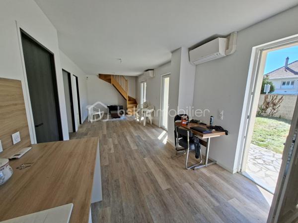 💰 OPPORTUNITÉ INVESTISSEUR – RENDEMENT + CASH-FLOW POSITIF 💰

📍 RARE ! à Villeparisis, proche des commodités, des transports et des axes principaux.

À Villeparisis, découvrez un ensemble immobilier à fort potentiel, idéal pour un investisseur à la recherche de rentabilité immédiate et évolutive.


🏡 2 MAISONS INDÉPENDANTES de 93,37 m² et 86,41 m² pour une surface totale de 180 m² intégralement REFAIT A NEUF avec piscine chauffée édifiée sur 900 m² de terrain.
      Confortables et lumineuses équipées d'une pompe à chaleur et offrant un bon niveau de confort. 
      IDEAL Famille nombreuse, projet multi-génération, investissement intelligent… pour accueillir un proche, ou créer une activité indépendante.

Avec possibilité de créer un 3ème lot pour un appartement de type F2 ou F3.

 Le pavillon principal se compose d'une entrée desservant un wc, une chambre, une cuisine aménagée, un séjour donnant accès à une piscine couverte chauffée. 
A l'étage vous trouverez 3 belles chambres et une salle de bains avec wc et seche-serviettes.

Le second pavillon, IDEAL POUR LA LOCATION classique ou meublée se compose d'une entrée desservant une cuisine aménagée, d'un séjour lumineux, d'un cellier, et d'un wc
suivi d'une suite parentale avec salle d'eau et wc. 
A l'étage vous trouverez 3 chambres suivies d'une salle de bains avec wc et sèche-serviettes. 

📐 Environ 180m² habitables
🚗 Garage d’environ 70 m² avec potentiel d’aménagement POUR UN F2 ou F3 
💰 Revenus locatifs possibles
❄ Pompe à chaleur / confort énergétique
📍 Secteur recherché proche commodités et écoles Normandie Niemen et collège Marthe Simard
  Transports : RER B Gare de Villeparisis 

👉 Idéal pour :
✔ grande famille
✔ habitation + revenus locatifs
✔ investisseur recherchant rentabilité et cash-flow
✔ projet multi-génération
✔ Bonne performance énergétique globale 

💸 Belle performance financière
👉 Un bien capable de s’autofinancer et de générer du revenu mensuel.

🔥 Conclusion
Situation	Rentabilité brute	                 Rentabilité nette
Bien exploité en l’état	≈ 7,9 %             	≈ 6,6 %
Avec optimisation du garage ≈ 11 %      	≈ 9 % estimés

👉 À ce niveau de prix, le bien présente un très bon potentiel de rentabilité pour le secteur, avec une possibilité d’évolution intéressante pour un investisseur souhaitant développer les revenus locatifs.

A saisir rapidement !