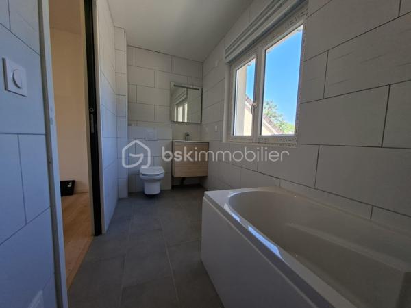 💰 OPPORTUNITÉ INVESTISSEUR – RENDEMENT + CASH-FLOW POSITIF 💰

📍 RARE ! à Villeparisis, proche des commodités, des transports et des axes principaux.

À Villeparisis, découvrez un ensemble immobilier à fort potentiel, idéal pour un investisseur à la recherche de rentabilité immédiate et évolutive.


🏡 2 MAISONS INDÉPENDANTES de 93,37 m² et 86,41 m² pour une surface totale de 180 m² intégralement REFAIT A NEUF avec piscine chauffée édifiée sur 900 m² de terrain.
      Confortables et lumineuses équipées d'une pompe à chaleur et offrant un bon niveau de confort. 
      IDEAL Famille nombreuse, projet multi-génération, investissement intelligent… pour accueillir un proche, ou créer une activité indépendante.

Avec possibilité de créer un 3ème lot pour un appartement de type F2 ou F3.

 Le pavillon principal se compose d'une entrée desservant un wc, une chambre, une cuisine aménagée, un séjour donnant accès à une piscine couverte chauffée. 
A l'étage vous trouverez 3 belles chambres et une salle de bains avec wc et seche-serviettes.

Le second pavillon, IDEAL POUR LA LOCATION classique ou meublée se compose d'une entrée desservant une cuisine aménagée, d'un séjour lumineux, d'un cellier, et d'un wc
suivi d'une suite parentale avec salle d'eau et wc. 
A l'étage vous trouverez 3 chambres suivies d'une salle de bains avec wc et sèche-serviettes. 

📐 Environ 180m² habitables
🚗 Garage d’environ 70 m² avec potentiel d’aménagement POUR UN F2 ou F3 
💰 Revenus locatifs possibles
❄ Pompe à chaleur / confort énergétique
📍 Secteur recherché proche commodités et écoles Normandie Niemen et collège Marthe Simard
  Transports : RER B Gare de Villeparisis 

👉 Idéal pour :
✔ grande famille
✔ habitation + revenus locatifs
✔ investisseur recherchant rentabilité et cash-flow
✔ projet multi-génération
✔ Bonne performance énergétique globale 

💸 Belle performance financière
👉 Un bien capable de s’autofinancer et de générer du revenu mensuel.

🔥 Conclusion
Situation	Rentabilité brute	                 Rentabilité nette
Bien exploité en l’état	≈ 7,9 %             	≈ 6,6 %
Avec optimisation du garage ≈ 11 %      	≈ 9 % estimés

👉 À ce niveau de prix, le bien présente un très bon potentiel de rentabilité pour le secteur, avec une possibilité d’évolution intéressante pour un investisseur souhaitant développer les revenus locatifs.

A saisir rapidement !