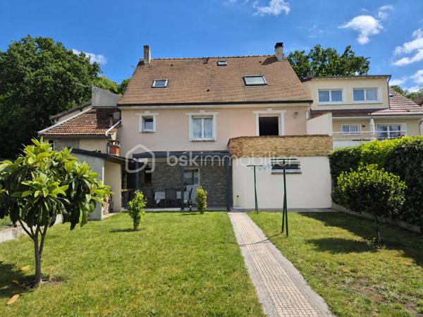 Vous recherchez une maison familiale SPACIEUSE et SANS TRAVAUX ?? Située dans un quartier résidentiel recherché, à seulement 8 minutes à pied de la gare RER C La Norville–Saint-Germain-lès-Arpajon, des écoles et des commerces ?? Cette maison est faite pour vous !!
Dès l'entrée vous serez séduit par un séjour traversant lumineux de 30 m2 environ avec poêle à bois et accès direct à la terrasse, d'une grande cuisine dinatoire aménagée et équipée, une chambre avec salle d’eau privative et WC indépendant.
À l’étage un grand palier avec rangements dessert 2 belles chambres, un bureau pouvant devenir facilement une 4ᵉ chambre, une spacieuse salle de bains avec baignoire, douche et WC.
Le sous-sol total comprend un garage double, une buanderie, un atelier, une chaufferie ainsi qu’une vaste cuisine d’été avec accès au jardin, donnant sur une dépendance à rénover  !
Les plus +++ Maison parfaitement entretenue, beaucoup de rangements, stationnement plusieurs véhicules, portail et porte d'entrée alu récente, plancher béton à l'étage, dépendance à rénover avec eaux et électricité de 25 m2 environ. 
Une maison idéale pour accueillir votre famille dans un environnement calme et pratique au quotidien.
A visiter sans tarder !