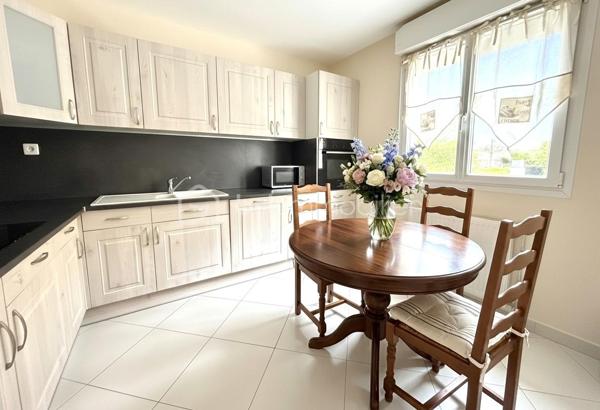 Vous recherchez une maison familiale SPACIEUSE et SANS TRAVAUX ?? Située dans un quartier résidentiel recherché, à seulement 8 minutes à pied de la gare RER C La Norville–Saint-Germain-lès-Arpajon, des écoles et des commerces ?? Cette maison est faite pour vous !!
Dès l'entrée vous serez séduit par un séjour traversant lumineux de 30 m2 environ avec poêle à bois et accès direct à la terrasse, d'une grande cuisine dinatoire aménagée et équipée, une chambre avec salle d’eau privative et WC indépendant.
À l’étage un grand palier avec rangements dessert 2 belles chambres, un bureau pouvant devenir facilement une 4ᵉ chambre, une spacieuse salle de bains avec baignoire, douche et WC.
Le sous-sol total comprend un garage double, une buanderie, un atelier, une chaufferie ainsi qu’une vaste cuisine d’été avec accès au jardin, donnant sur une dépendance à rénover  !
Les plus +++ Maison parfaitement entretenue, beaucoup de rangements, stationnement plusieurs véhicules, portail et porte d'entrée alu récente, plancher béton à l'étage, dépendance à rénover avec eaux et électricité de 25 m2 environ. 
Une maison idéale pour accueillir votre famille dans un environnement calme et pratique au quotidien.
A visiter sans tarder !