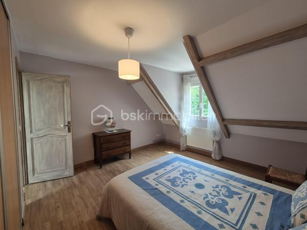 Vous recherchez une maison familiale SPACIEUSE et SANS TRAVAUX ?? Située dans un quartier résidentiel recherché, à seulement 8 minutes à pied de la gare RER C La Norville–Saint-Germain-lès-Arpajon, des écoles et des commerces ?? Cette maison est faite pour vous !!
Dès l'entrée vous serez séduit par un séjour traversant lumineux de 30 m2 environ avec poêle à bois et accès direct à la terrasse, d'une grande cuisine dinatoire aménagée et équipée, une chambre avec salle d’eau privative et WC indépendant.
À l’étage un grand palier avec rangements dessert 2 belles chambres, un bureau pouvant devenir facilement une 4ᵉ chambre, une spacieuse salle de bains avec baignoire, douche et WC.
Le sous-sol total comprend un garage double, une buanderie, un atelier, une chaufferie ainsi qu’une vaste cuisine d’été avec accès au jardin, donnant sur une dépendance à rénover  !
Les plus +++ Maison parfaitement entretenue, beaucoup de rangements, stationnement plusieurs véhicules, portail et porte d'entrée alu récente, plancher béton à l'étage, dépendance à rénover avec eaux et électricité de 25 m2 environ. 
Une maison idéale pour accueillir votre famille dans un environnement calme et pratique au quotidien.
A visiter sans tarder !