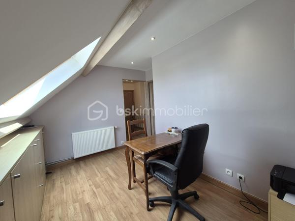 Vous recherchez une maison familiale SPACIEUSE et SANS TRAVAUX ?? Située dans un quartier résidentiel recherché, à seulement 8 minutes à pied de la gare RER C La Norville–Saint-Germain-lès-Arpajon, des écoles et des commerces ?? Cette maison est faite pour vous !!
Dès l'entrée vous serez séduit par un séjour traversant lumineux de 30 m2 environ avec poêle à bois et accès direct à la terrasse, d'une grande cuisine dinatoire aménagée et équipée, une chambre avec salle d’eau privative et WC indépendant.
À l’étage un grand palier avec rangements dessert 2 belles chambres, un bureau pouvant devenir facilement une 4ᵉ chambre, une spacieuse salle de bains avec baignoire, douche et WC.
Le sous-sol total comprend un garage double, une buanderie, un atelier, une chaufferie ainsi qu’une vaste cuisine d’été avec accès au jardin, donnant sur une dépendance à rénover  !
Les plus +++ Maison parfaitement entretenue, beaucoup de rangements, stationnement plusieurs véhicules, portail et porte d'entrée alu récente, plancher béton à l'étage, dépendance à rénover avec eaux et électricité de 25 m2 environ. 
Une maison idéale pour accueillir votre famille dans un environnement calme et pratique au quotidien.
A visiter sans tarder !