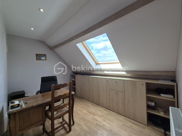 Vous recherchez une maison familiale SPACIEUSE et SANS TRAVAUX ?? Située dans un quartier résidentiel recherché, à seulement 8 minutes à pied de la gare RER C La Norville–Saint-Germain-lès-Arpajon, des écoles et des commerces ?? Cette maison est faite pour vous !!
Dès l'entrée vous serez séduit par un séjour traversant lumineux de 30 m2 environ avec poêle à bois et accès direct à la terrasse, d'une grande cuisine dinatoire aménagée et équipée, une chambre avec salle d’eau privative et WC indépendant.
À l’étage un grand palier avec rangements dessert 2 belles chambres, un bureau pouvant devenir facilement une 4ᵉ chambre, une spacieuse salle de bains avec baignoire, douche et WC.
Le sous-sol total comprend un garage double, une buanderie, un atelier, une chaufferie ainsi qu’une vaste cuisine d’été avec accès au jardin, donnant sur une dépendance à rénover  !
Les plus +++ Maison parfaitement entretenue, beaucoup de rangements, stationnement plusieurs véhicules, portail et porte d'entrée alu récente, plancher béton à l'étage, dépendance à rénover avec eaux et électricité de 25 m2 environ. 
Une maison idéale pour accueillir votre famille dans un environnement calme et pratique au quotidien.
A visiter sans tarder !