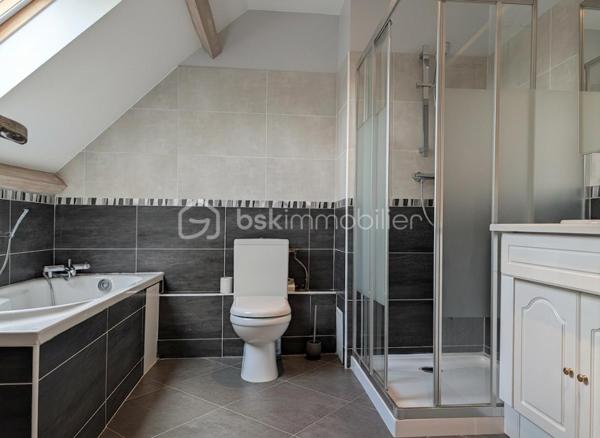 Vous recherchez une maison familiale SPACIEUSE et SANS TRAVAUX ?? Située dans un quartier résidentiel recherché, à seulement 8 minutes à pied de la gare RER C La Norville–Saint-Germain-lès-Arpajon, des écoles et des commerces ?? Cette maison est faite pour vous !!
Dès l'entrée vous serez séduit par un séjour traversant lumineux de 30 m2 environ avec poêle à bois et accès direct à la terrasse, d'une grande cuisine dinatoire aménagée et équipée, une chambre avec salle d’eau privative et WC indépendant.
À l’étage un grand palier avec rangements dessert 2 belles chambres, un bureau pouvant devenir facilement une 4ᵉ chambre, une spacieuse salle de bains avec baignoire, douche et WC.
Le sous-sol total comprend un garage double, une buanderie, un atelier, une chaufferie ainsi qu’une vaste cuisine d’été avec accès au jardin, donnant sur une dépendance à rénover  !
Les plus +++ Maison parfaitement entretenue, beaucoup de rangements, stationnement plusieurs véhicules, portail et porte d'entrée alu récente, plancher béton à l'étage, dépendance à rénover avec eaux et électricité de 25 m2 environ. 
Une maison idéale pour accueillir votre famille dans un environnement calme et pratique au quotidien.
A visiter sans tarder !